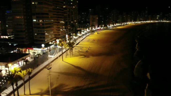 贝尼多姆的夜间航拍画面显示了西班牙阿利坎特的海滩、酒店和建筑