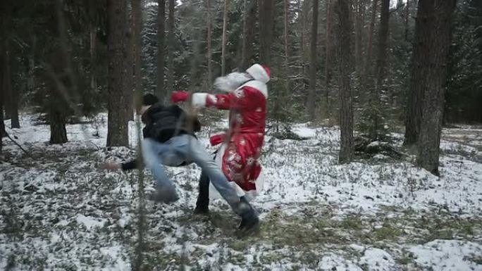 圣诞老人与强盗在树林里战斗