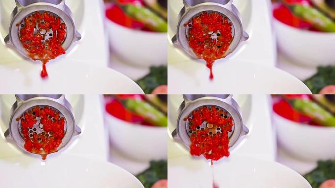 红辣椒通过研磨机切碎