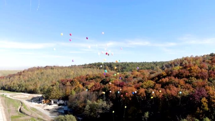 五颜六色的氦气球飞上天空。鸟瞰图。