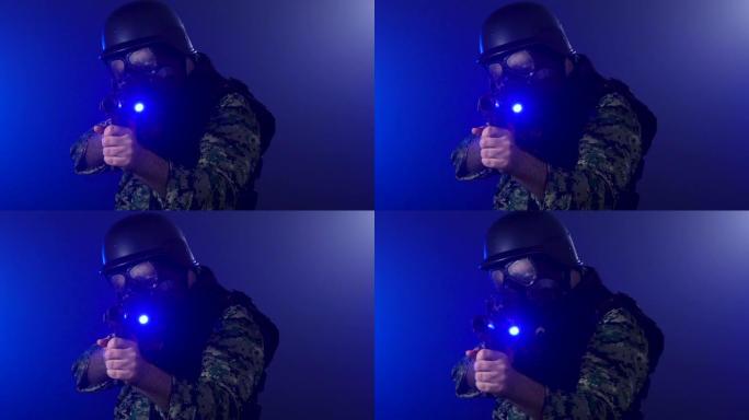 戴着防毒面具的士兵转过身来，在蓝色烟雾中指着突击步枪