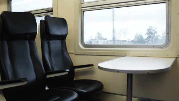 行驶中的火车中有两个带桌子的空座位