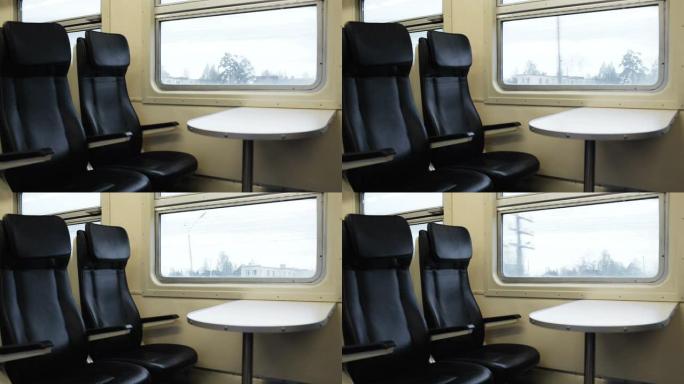 行驶中的火车中有两个带桌子的空座位