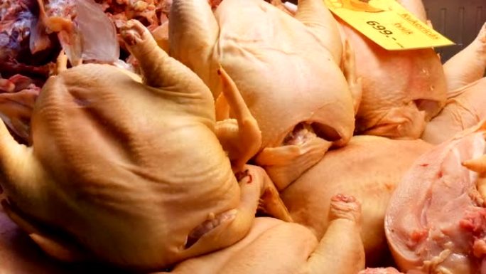 肉店橱窗或柜台上的大鸡尸。