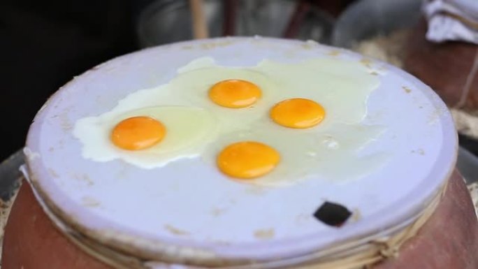 白盖锅上的鸡蛋蒸汽并盖上盖子。