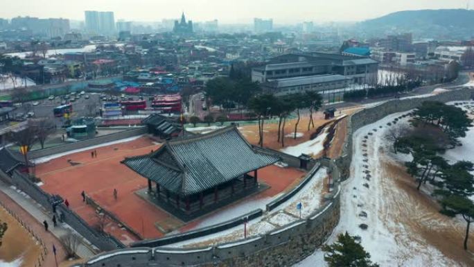 水原市韩国传统建筑华城的鸟瞰图。冬天，韩国。