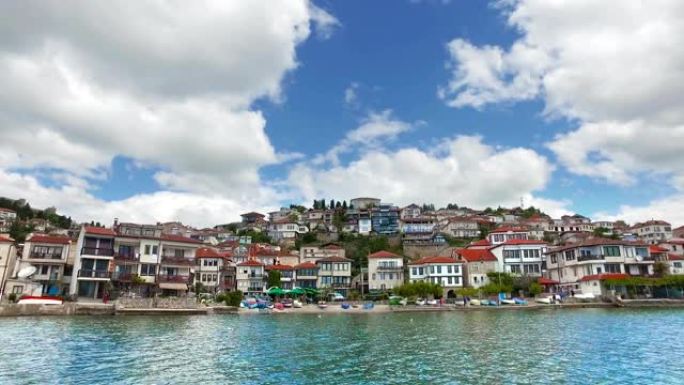 从奥赫里德湖可以看到奥赫里德镇的美丽海滨景色。奥赫里德 (Ohrid) 以其联合国教科文组织 (un