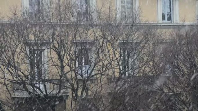 降雪下城市的窗户和阳台