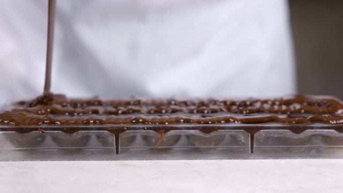 制作自制果仁糖，倒入巧克力。