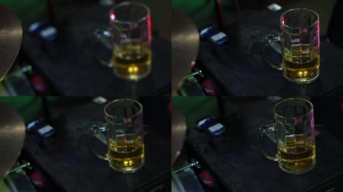 酒吧里的啤酒杯。