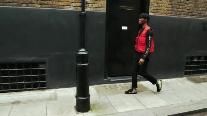 伦敦Z世代男子，穿着红色服装行走