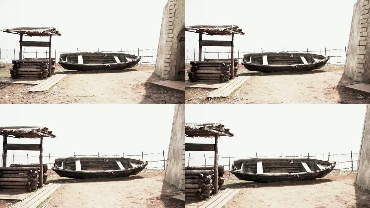 旧木船在一条山河的岸边。镜头。在井边的海边沙滩上破碎的旧鱼船