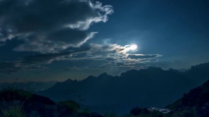 Pan拍摄了隐藏在移动云层后面的月亮的延时