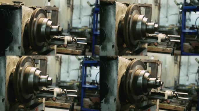 车库车间固定和维护制动系统的磨盘刹车机。特写镜头和平底锅镜头。