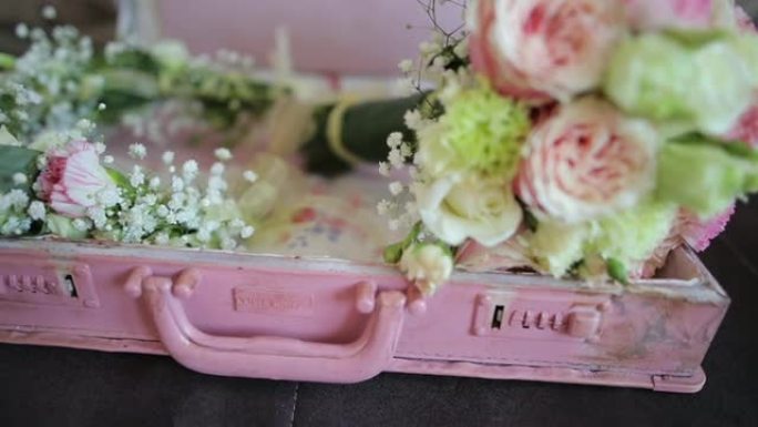 粉色复古手提箱，里面有鲜花