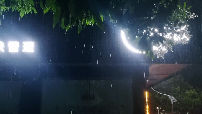 逆光雨点雨滴雨水滴下户外下雨 雨水特写