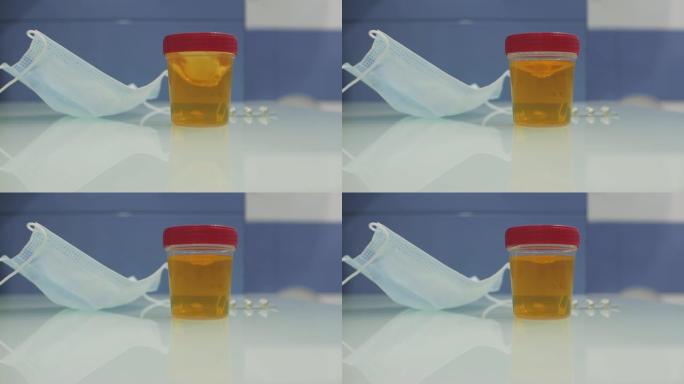 男性实验室技术员在尿液容器中混合桌子上的尿液样本