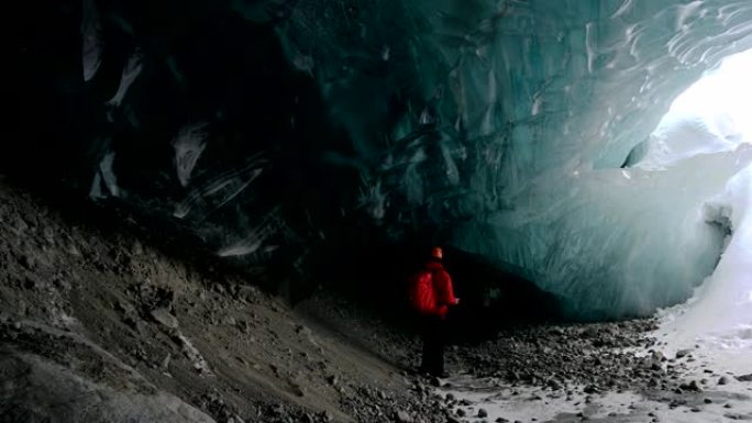 古代冰川冰洞中的向导
