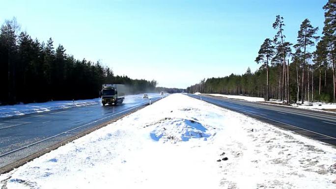 积雪较厚的高速公路
