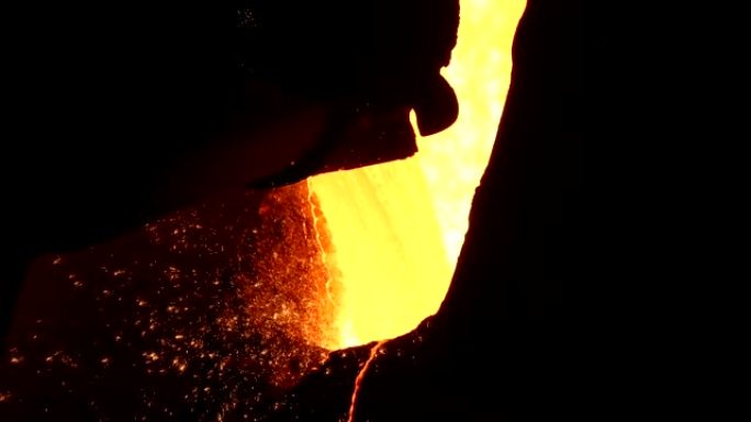 钢铁生产用热铁的浇注过程。生产金属的工厂。