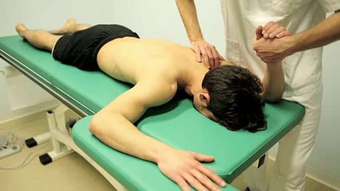 脊医正在寻找一个年轻人背部的压力点