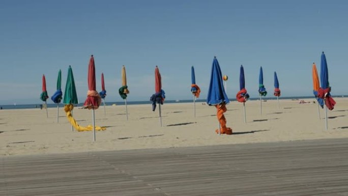法国海滩上的彩色阳伞防晒慢速盘4K 2160p 30fps超高清镜头-诺曼底多维尔市美丽的一天384