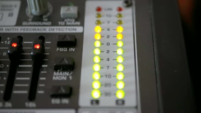 混音控制台上的LED指示灯电平信号