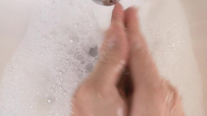 用肥皂洗手以清洁皮肤，以保持良好的卫生习惯