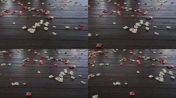 木地板上的玫瑰花瓣
