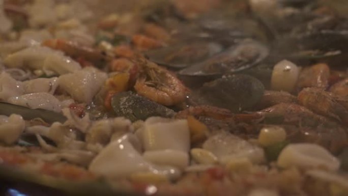 将新鲜的贻贝，虾和鱿鱼放在热锅上油炸。加工准备新鲜海鲜。食物烹饪概念。健康饮食营养