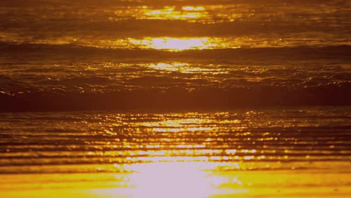 慢动作日落光线在柔和的海浪上