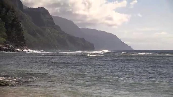 考艾岛海岸的汹涌水