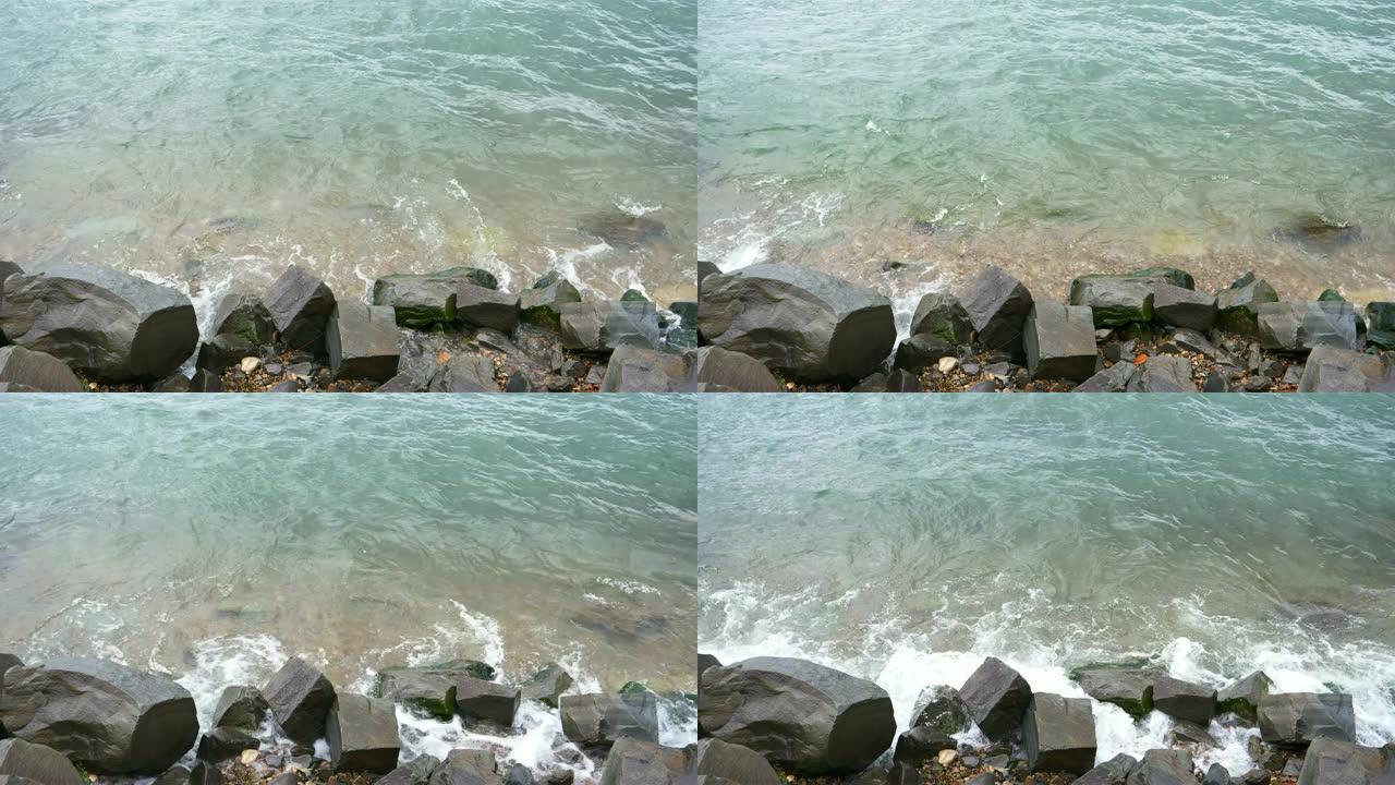水浪在石岸冲浪