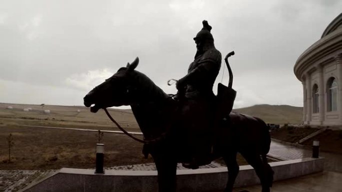 雨点下骑在马背上的蒙古武士雕像，成吉思汗的纪念碑
