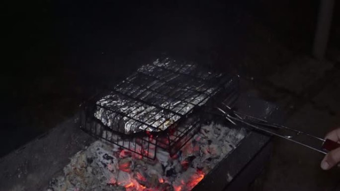 铝箔鱼在4k的热煤上烤