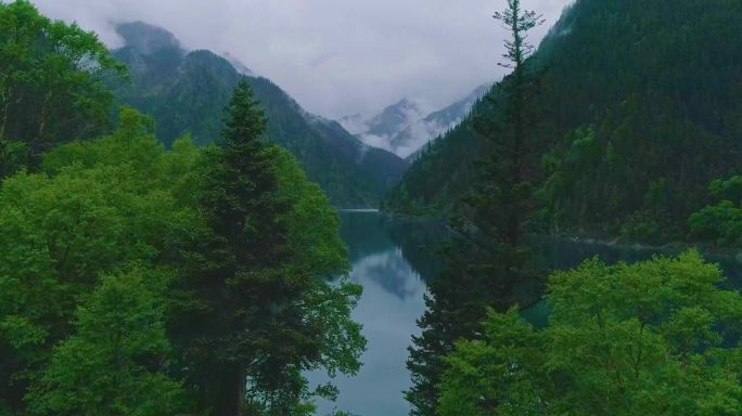 航拍九寨沟山下蓝色的河流