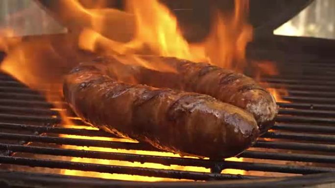 基尔巴萨波兰香肠在火热的木炭烧烤架上烹饪