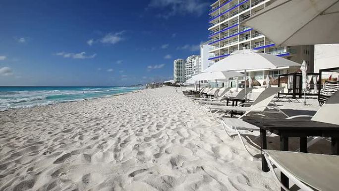 加勒比海海滩，配有太阳伞和床