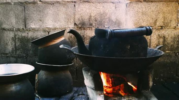 农村村民厨房的炉子上放着的旧水壶。