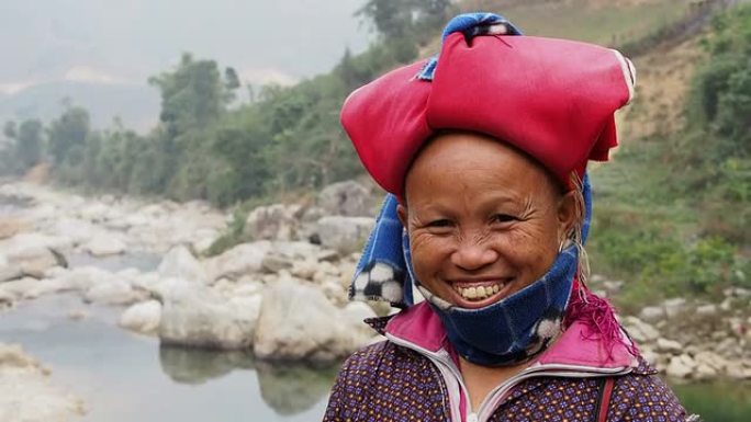 穿着传统女帽的快乐红色刀女人，越南萨帕