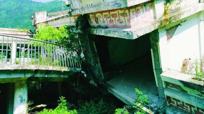 汶川地震倒塌的建筑航拍