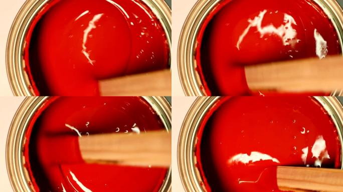 红色丙烯酸涂料与手动混合器混合