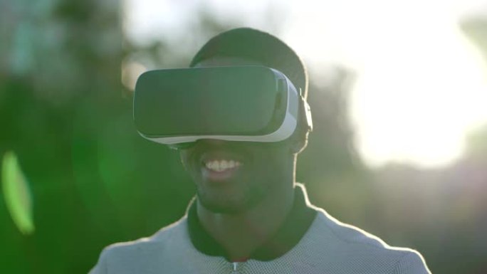男子在公园戴上虚拟现实眼镜，微笑着