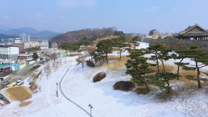 水原市韩国传统建筑华城的鸟瞰图。冬天，韩国。