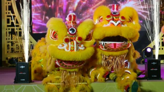 在曼谷唐人街庆祝中国农历新年的舞龙