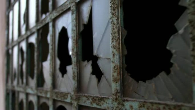 废弃工业仓库工厂砖砌建筑的破窗