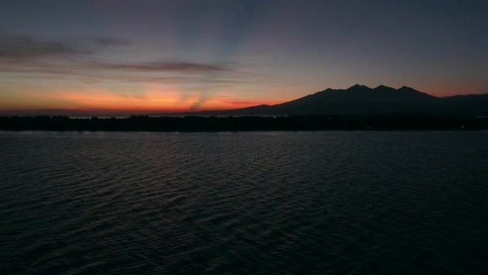 印度尼西亚吉利特拉万安山后令人惊叹的日落鸟瞰图。