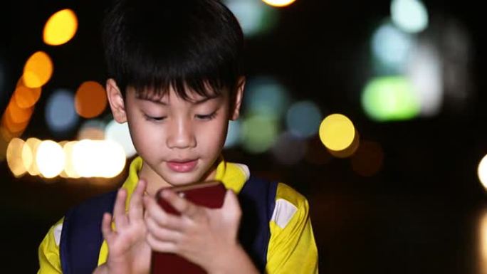亚洲小朋友玩智能手机说话