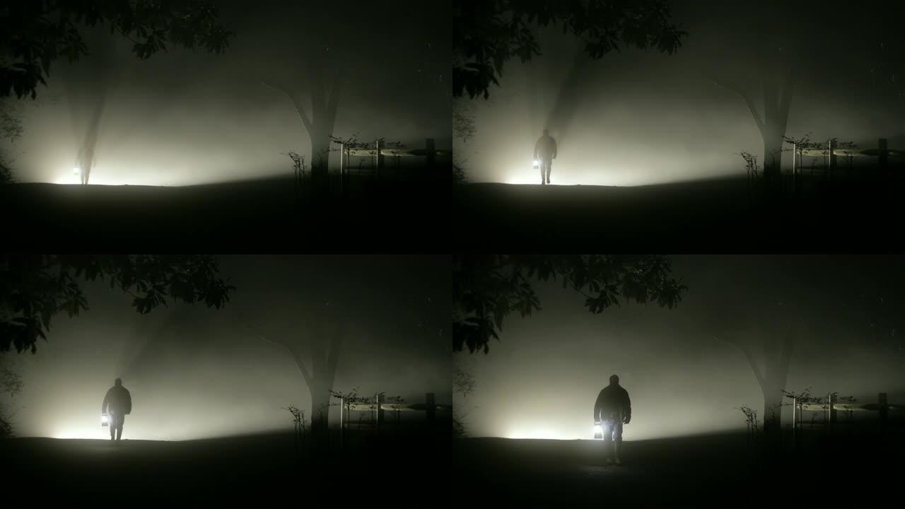 男人在漆黑的夜晚从雾中走出来