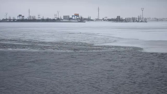 乌克兰基辅附近的蓄水水库上的冰融化